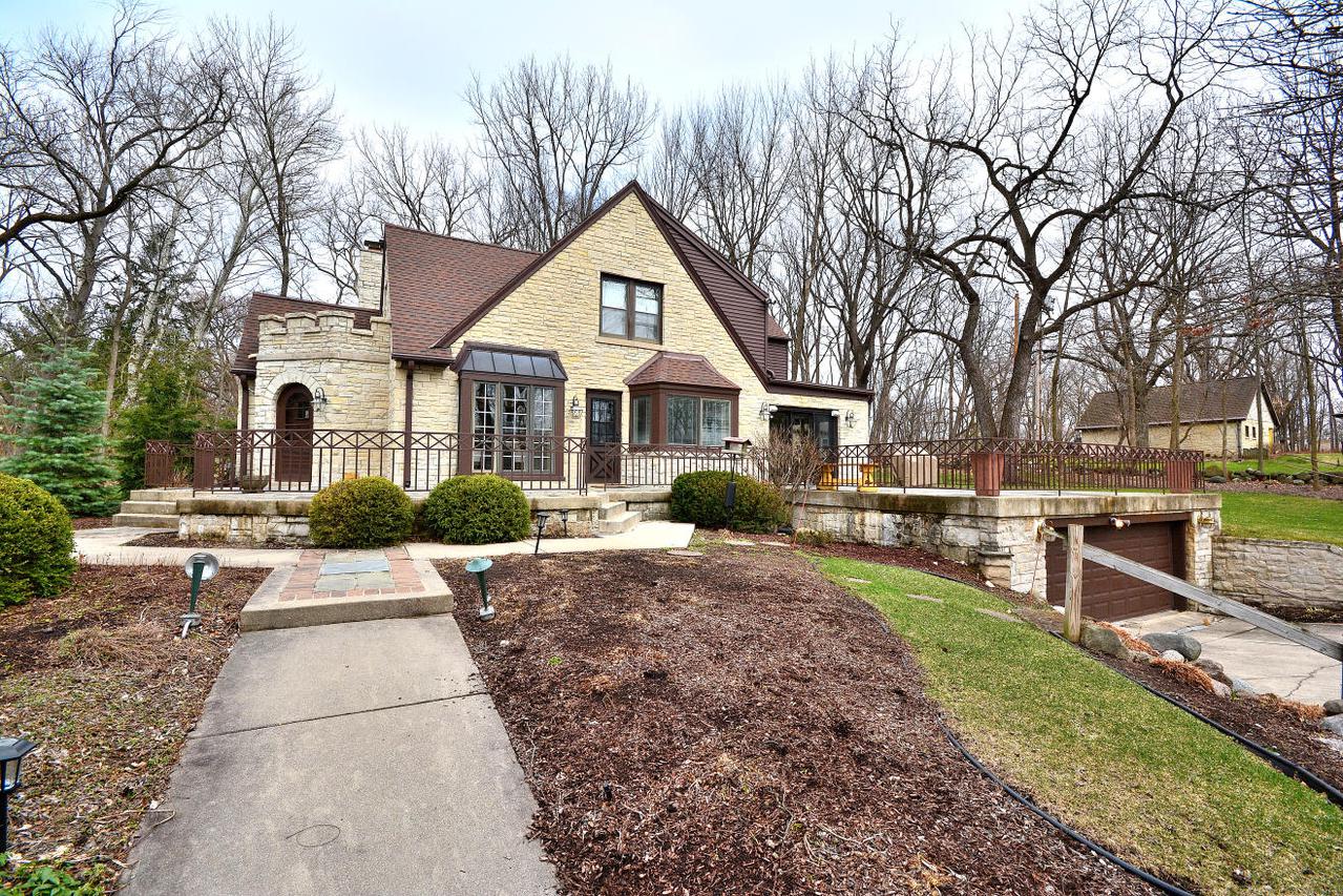 2030 Hawthorne Dr, Elm Grove, WI 53122