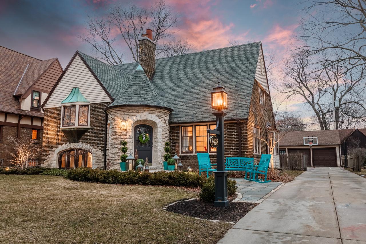 2428 N 88th St, Wauwatosa, WI 53226