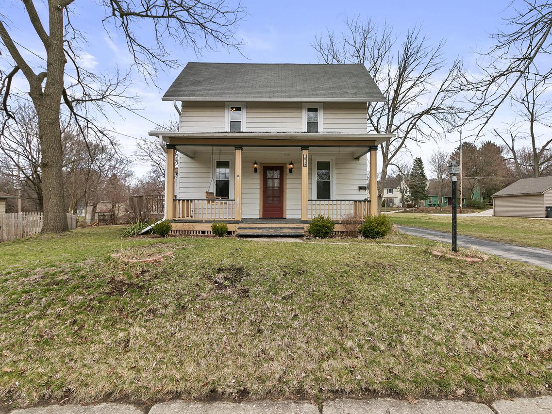 1018 E Racine Ave, Waukesha, WI 53186
