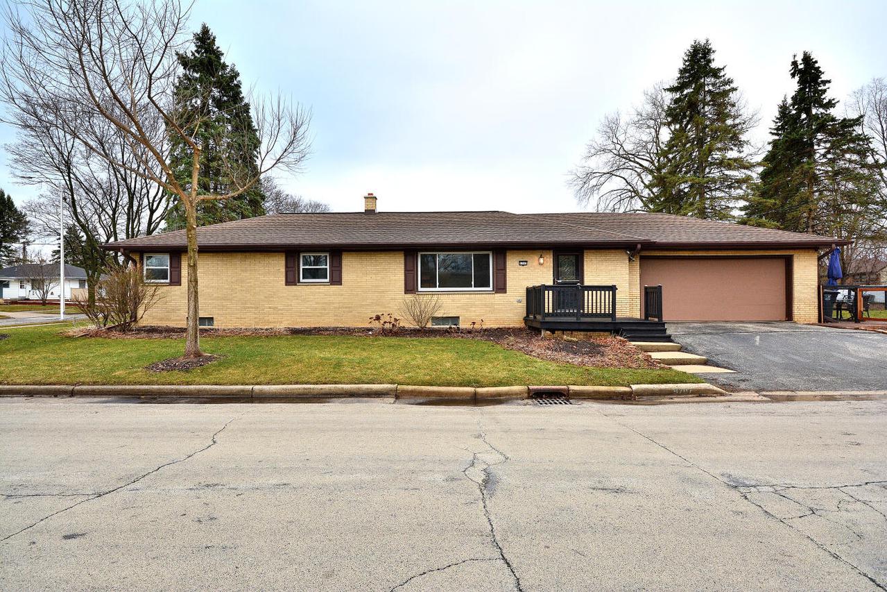 9707 W Fiebrantz Ave, Wauwatosa, WI 53222