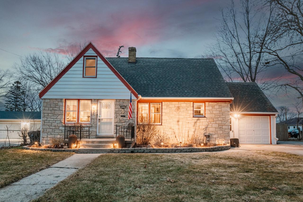 602 E College Ave, Waukesha, WI 53186