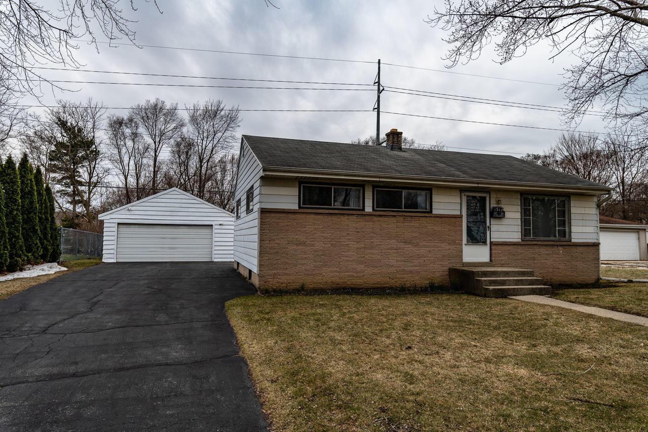 1512 N Bel-ayer Dr., Waukesha, WI 53188