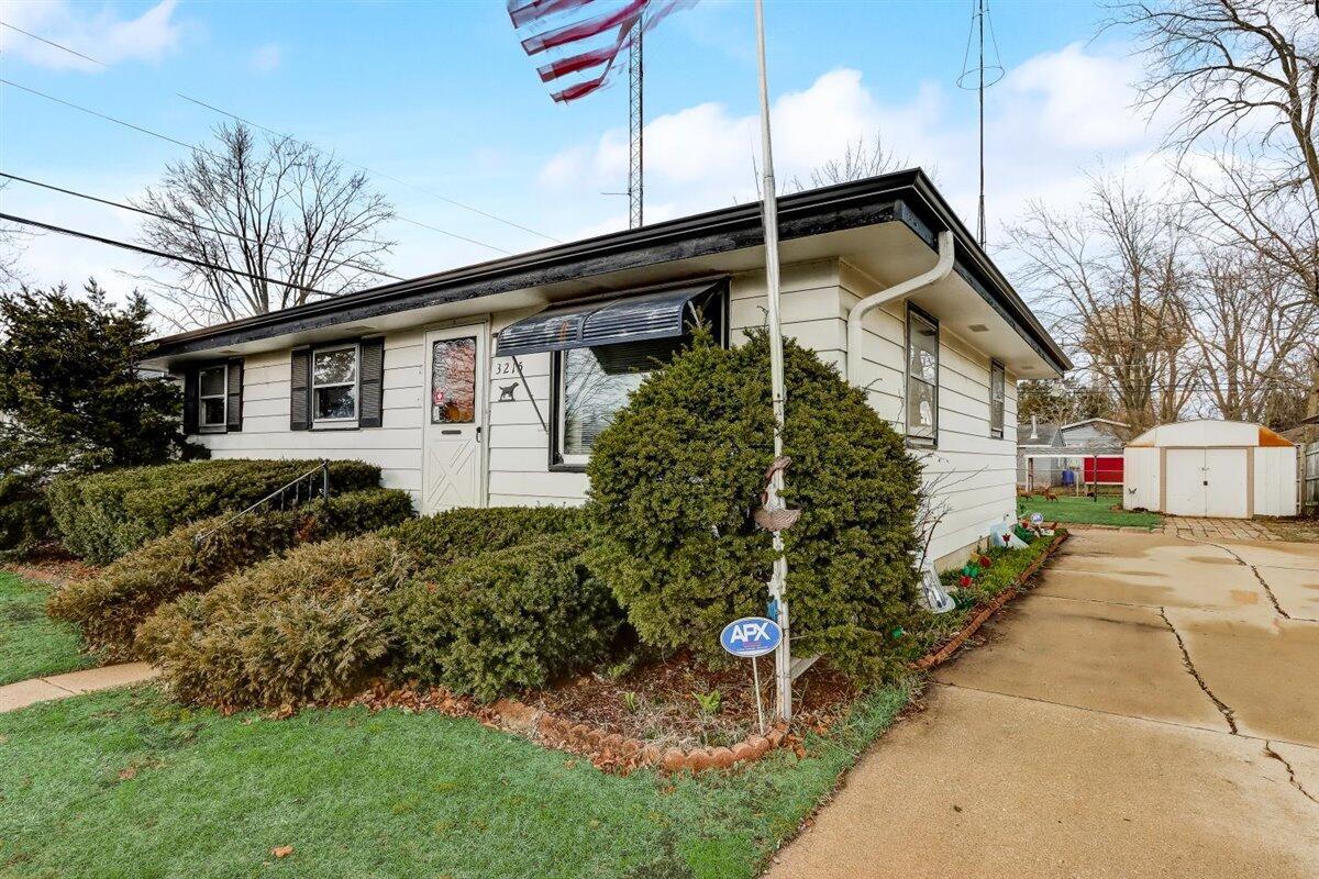 3215 Debra Ln, Racine, WI 53403