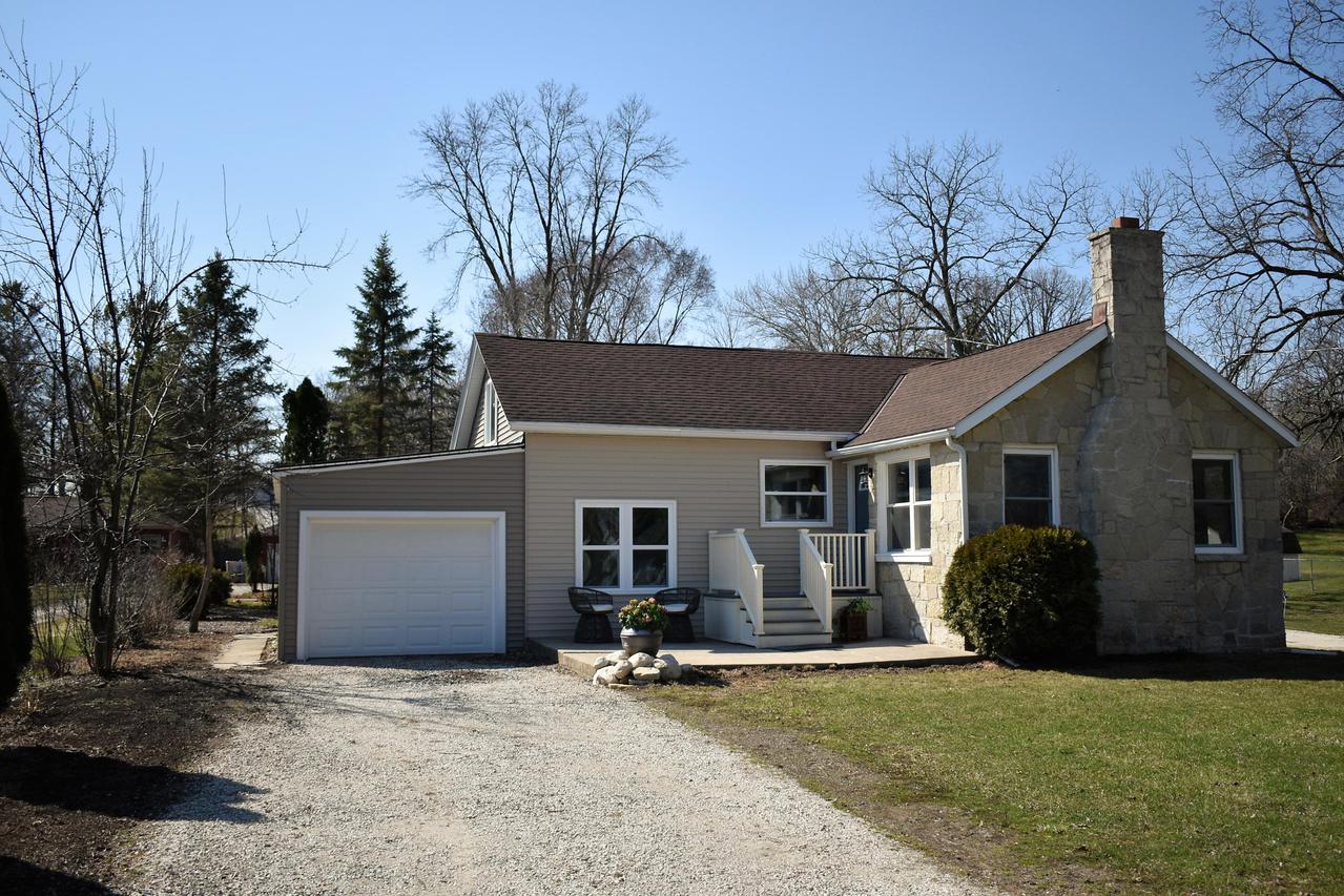 758 Glacier Rd., Pewaukee, WI 53072