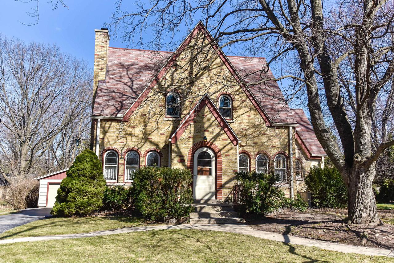 2346 N 118th St., Wauwatosa, WI 53226