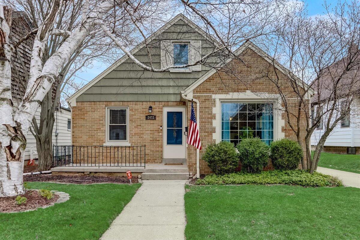 2472 N 73rd St, Wauwatosa, WI 53213