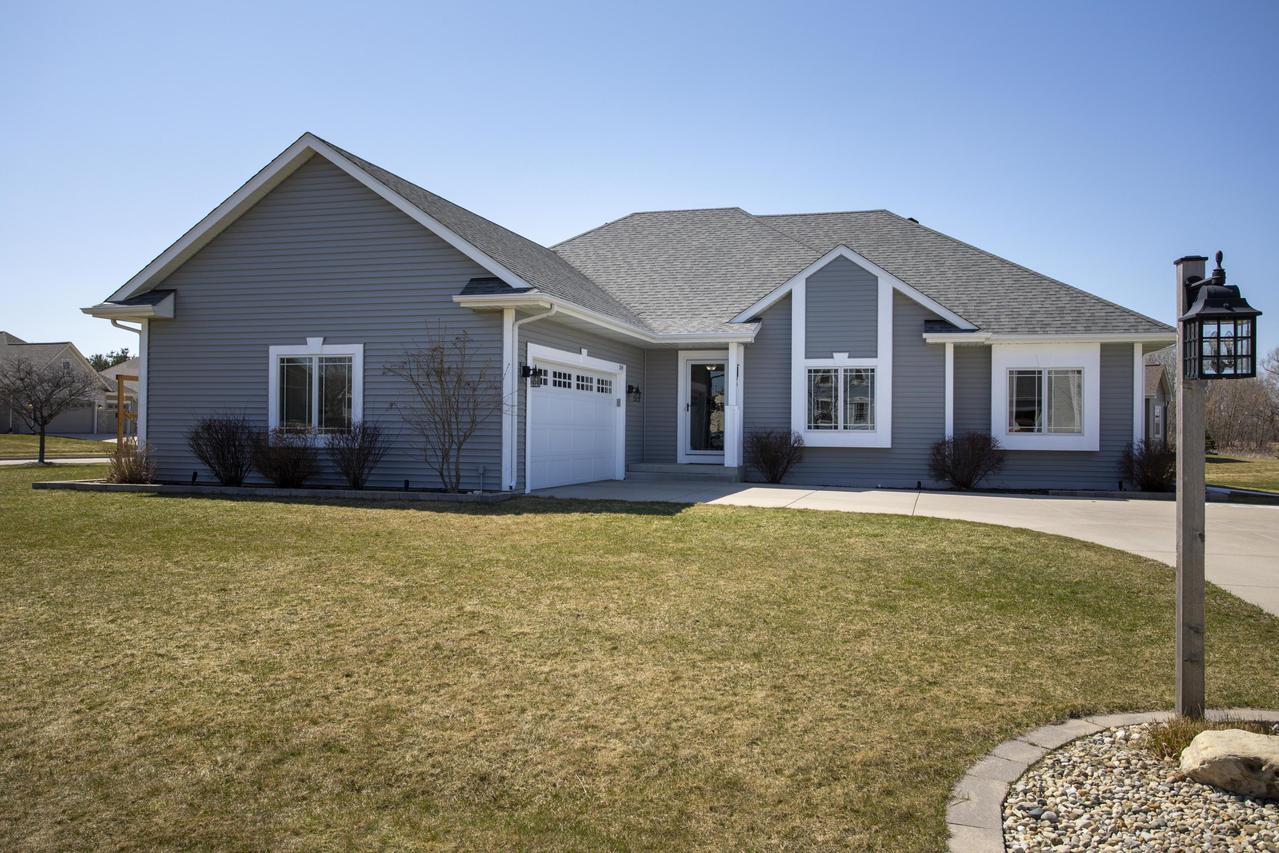 1204 Berry Patch Ln, Mukwonago, WI 53149