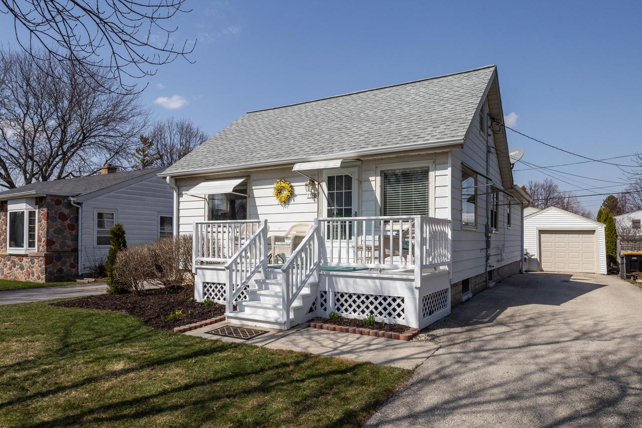 7710 W Clarke St, Wauwatosa, WI 53213