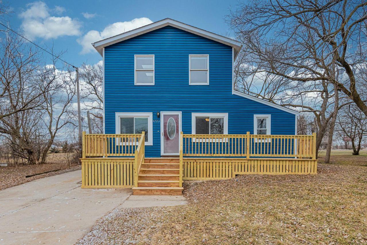 4723 N 118th St, Wauwatosa, WI 53225