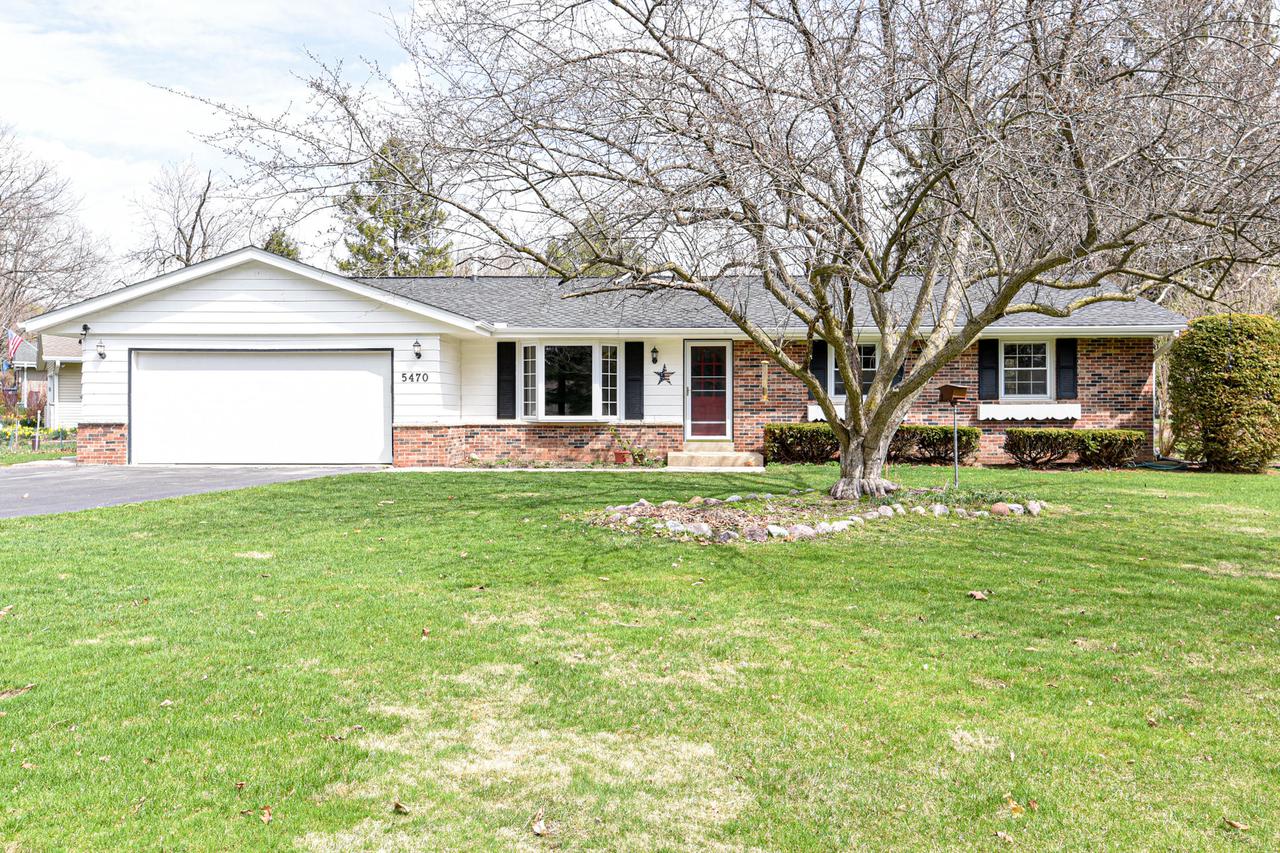 5470 S Oak Ridge, New Berlin, WI 53151