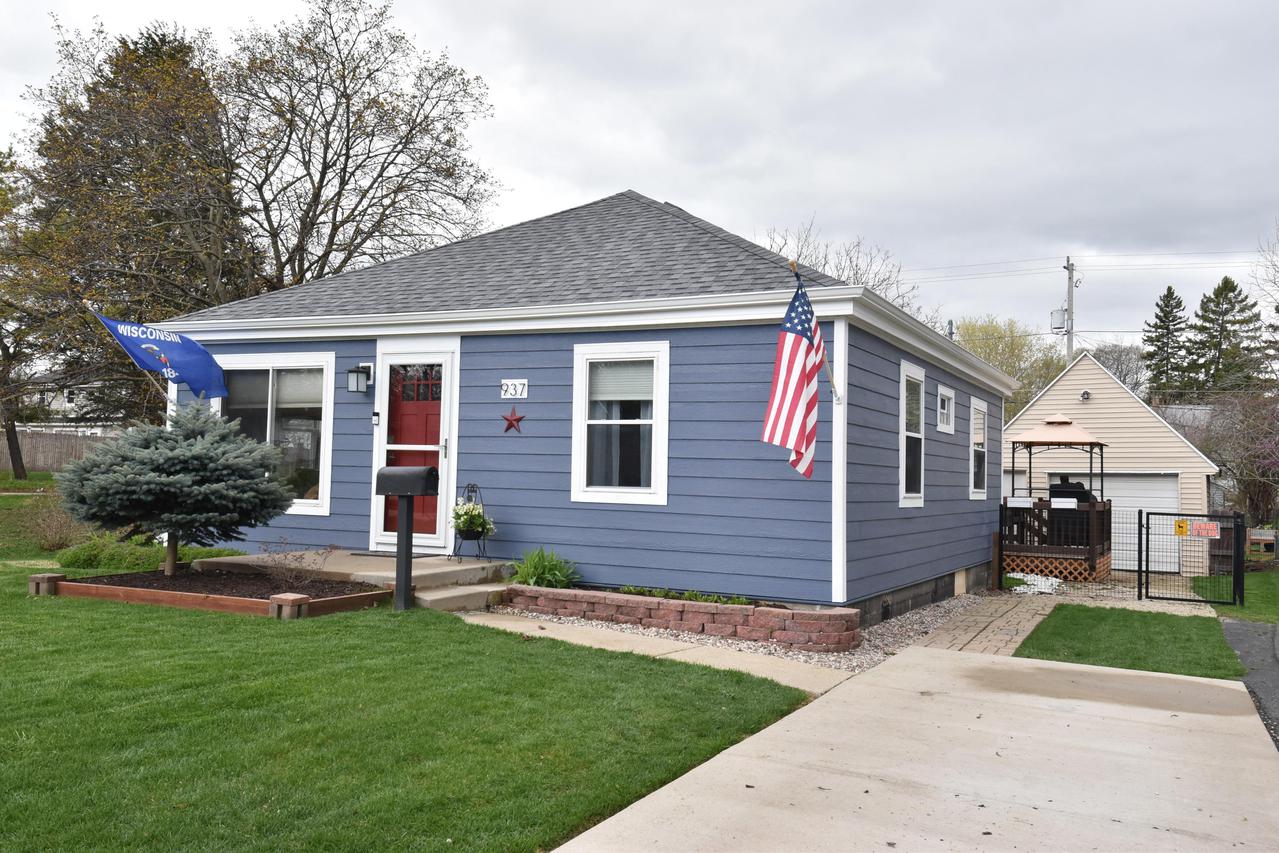 937 S 96th St, West Allis, WI 53214