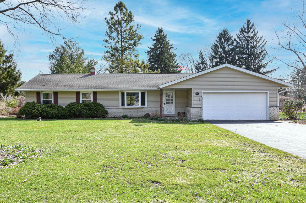 5460 S Oak Ridge Dr., New Berlin, WI 53146