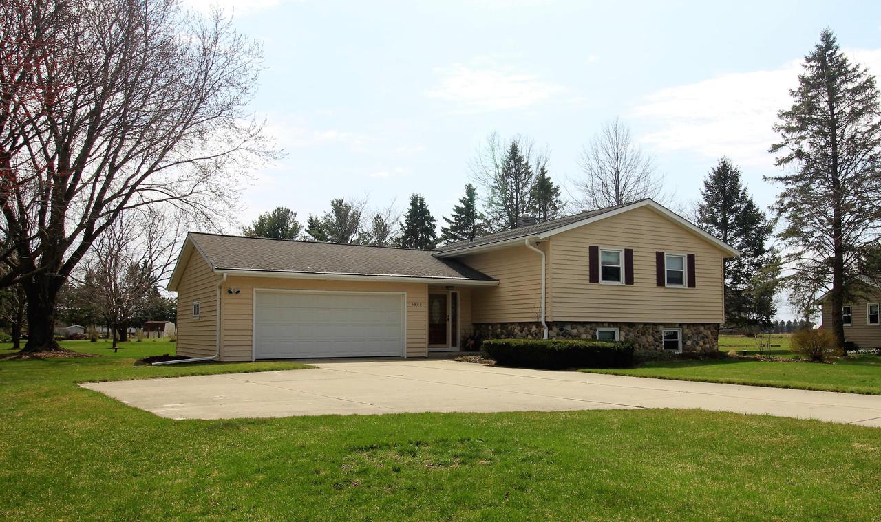 4897 Lois Ln., West Bend, WI 53095