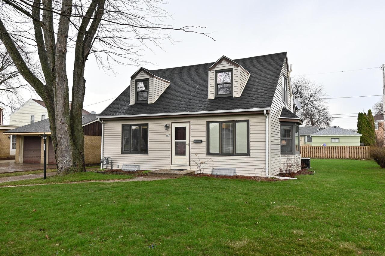 642 N 98th St, Wauwatosa, WI 53226
