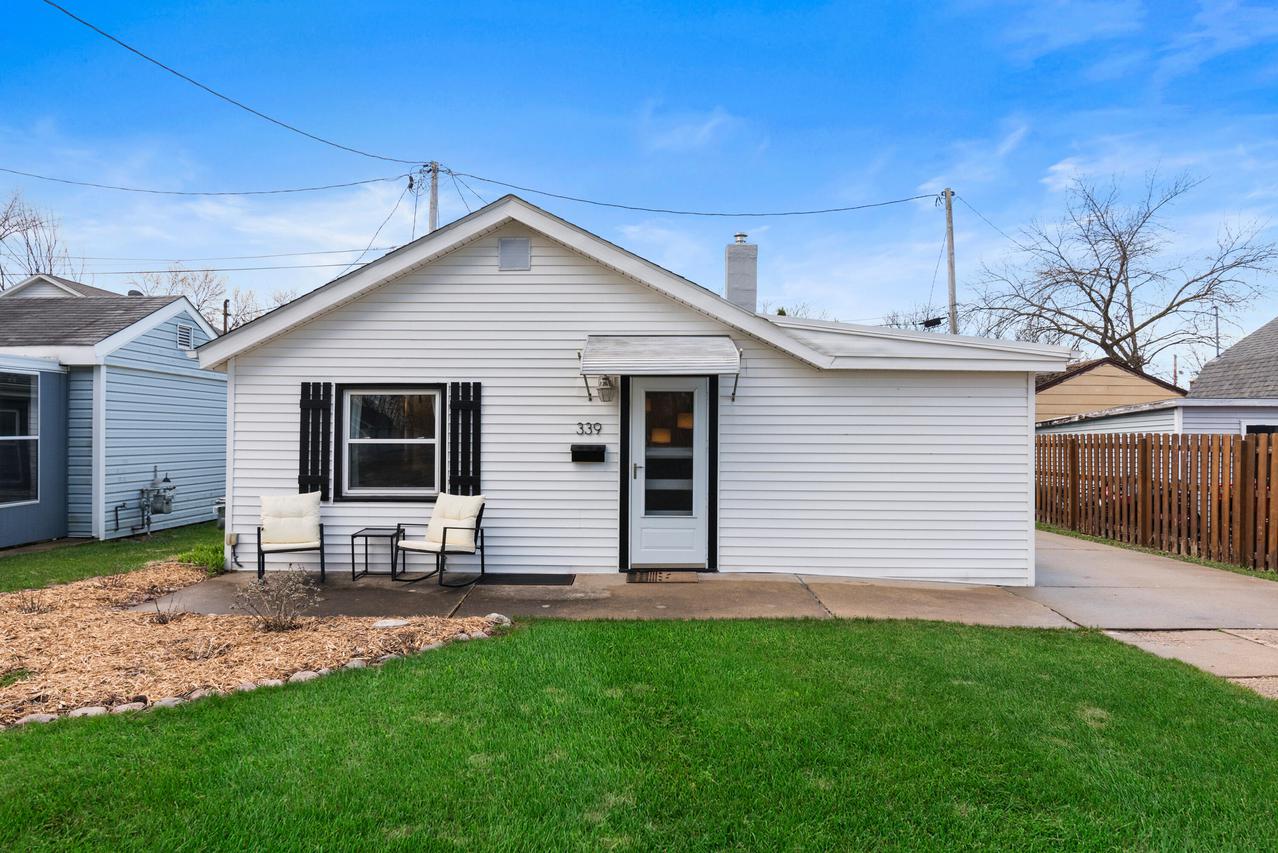 339 W Roberta Ave, Waukesha, WI 53186