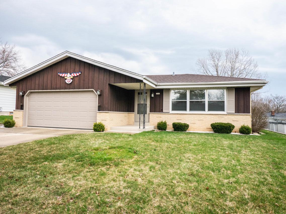 7542 S Highfield Ct, Oak Creek, WI 53154
