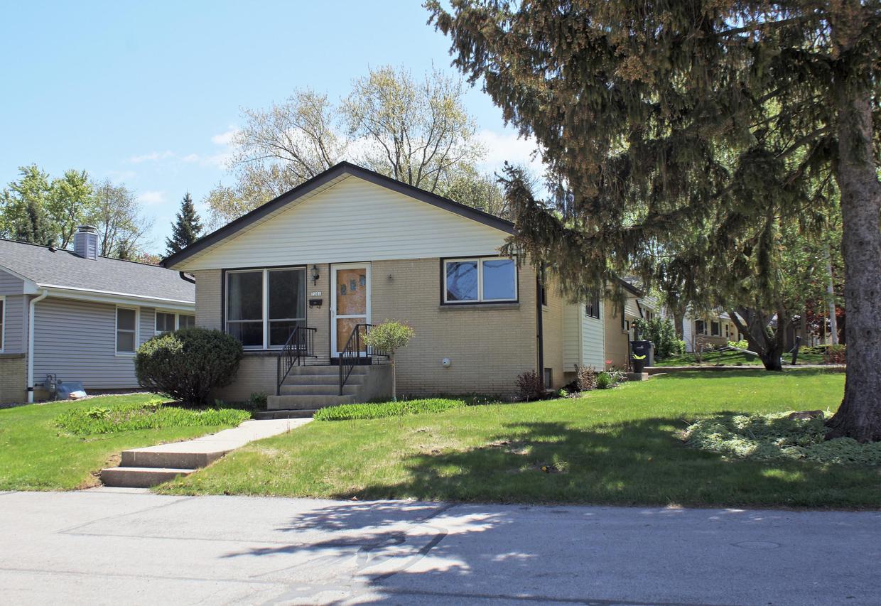 7201 W Eden Pl, Milwaukee, WI 53220