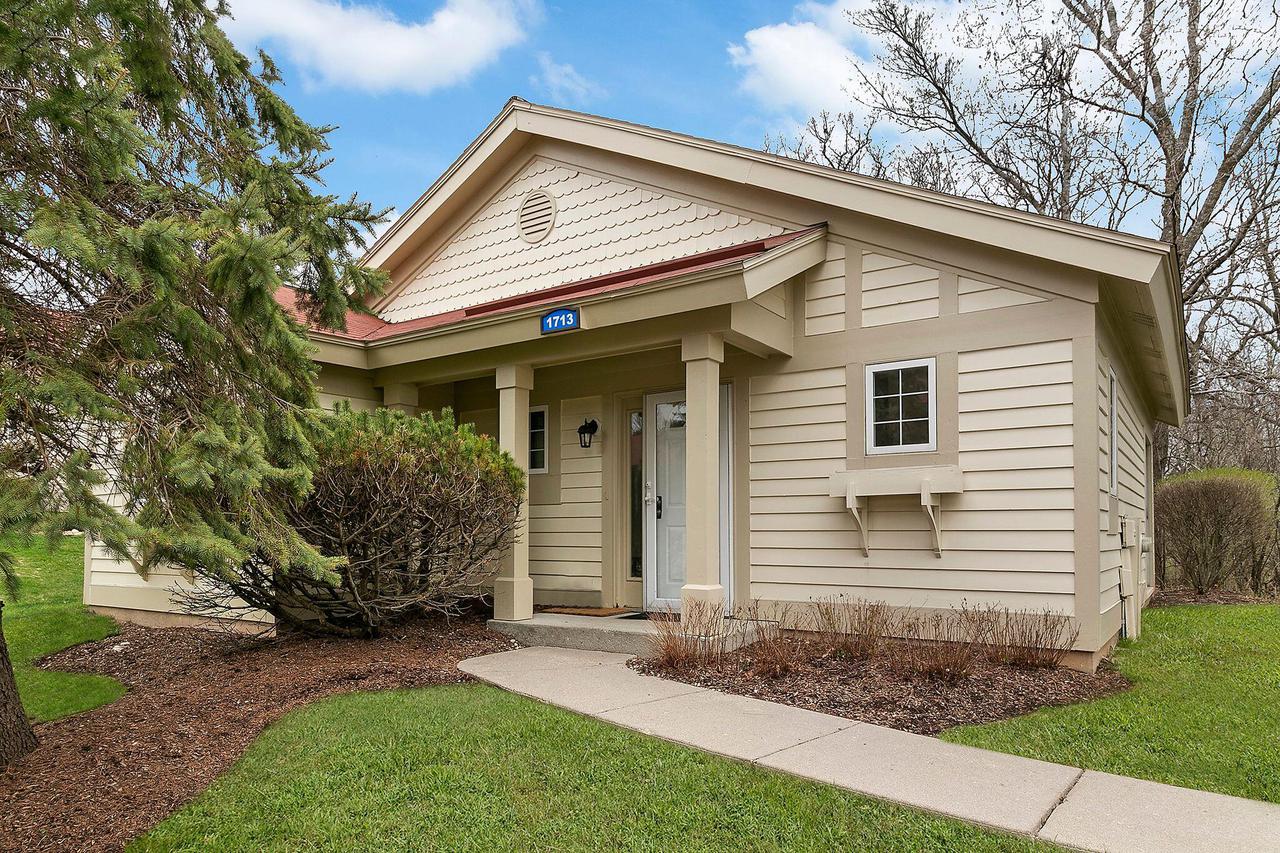 1713 Cottage Dr. #7-35, Geneva, WI 53147