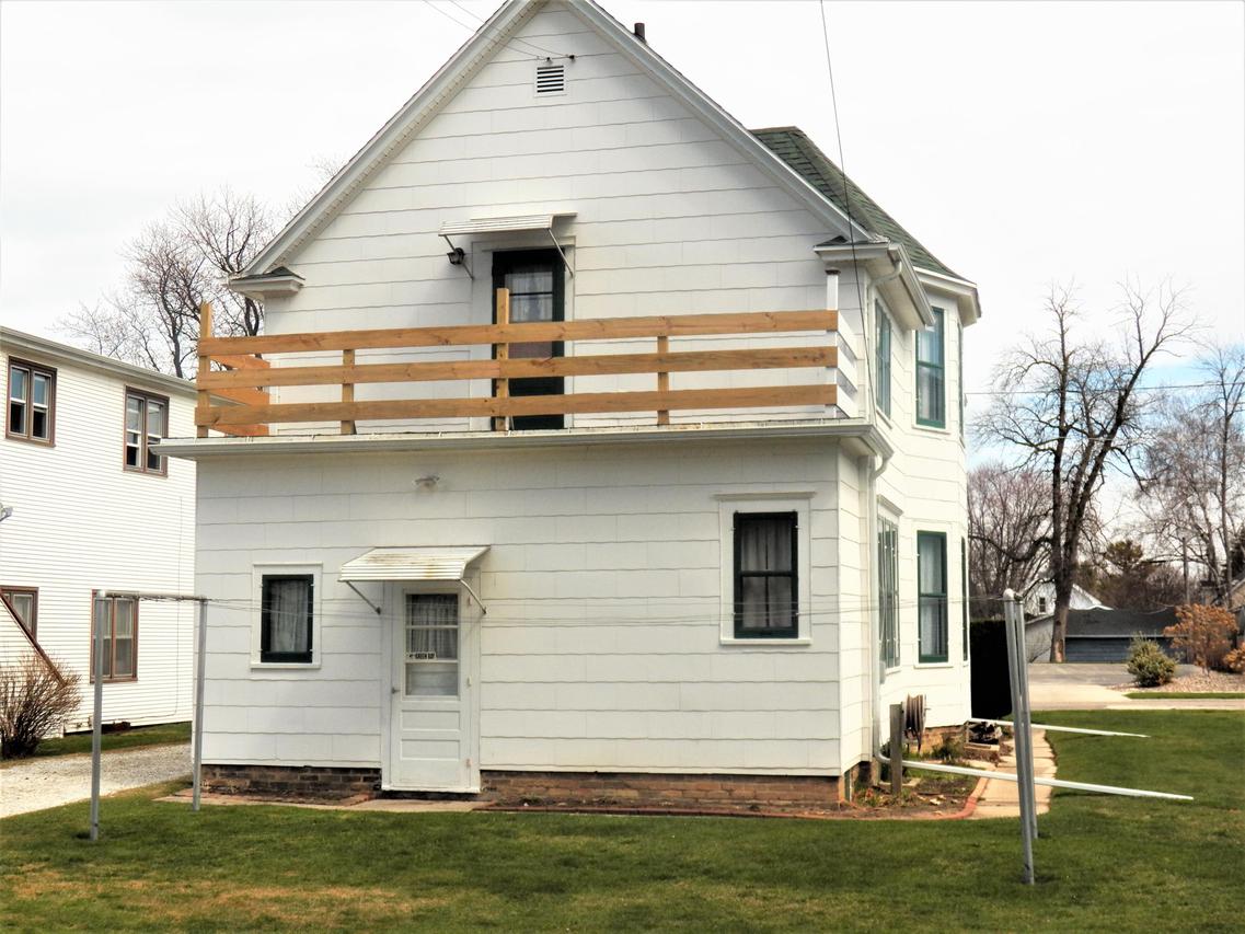 1206 S 13th St, Manitowoc, WI 54220
