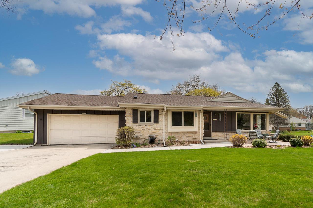 4708 N Parkside Dr, Wauwatosa, WI 53225