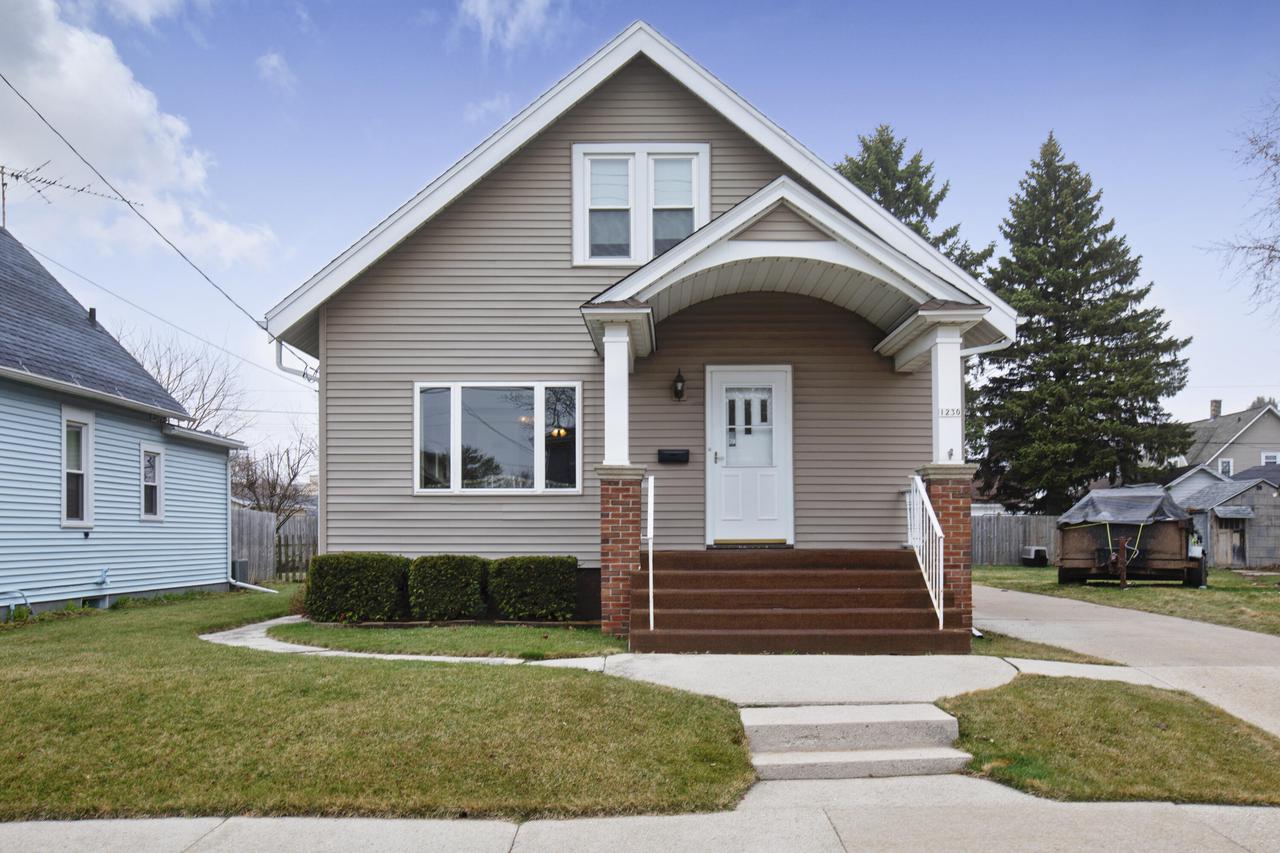 1230 S 20th St., Manitowoc, WI 54220