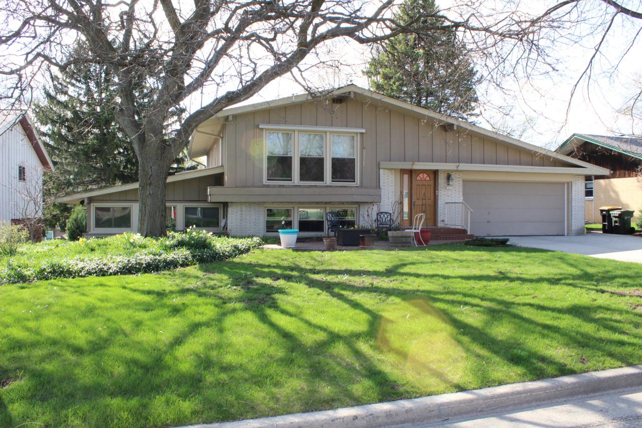 2441 N 115th St, Wauwatosa, WI 53226