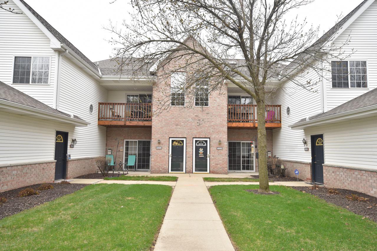 14854 W Arrowhead Ln, New Berlin, WI 53151