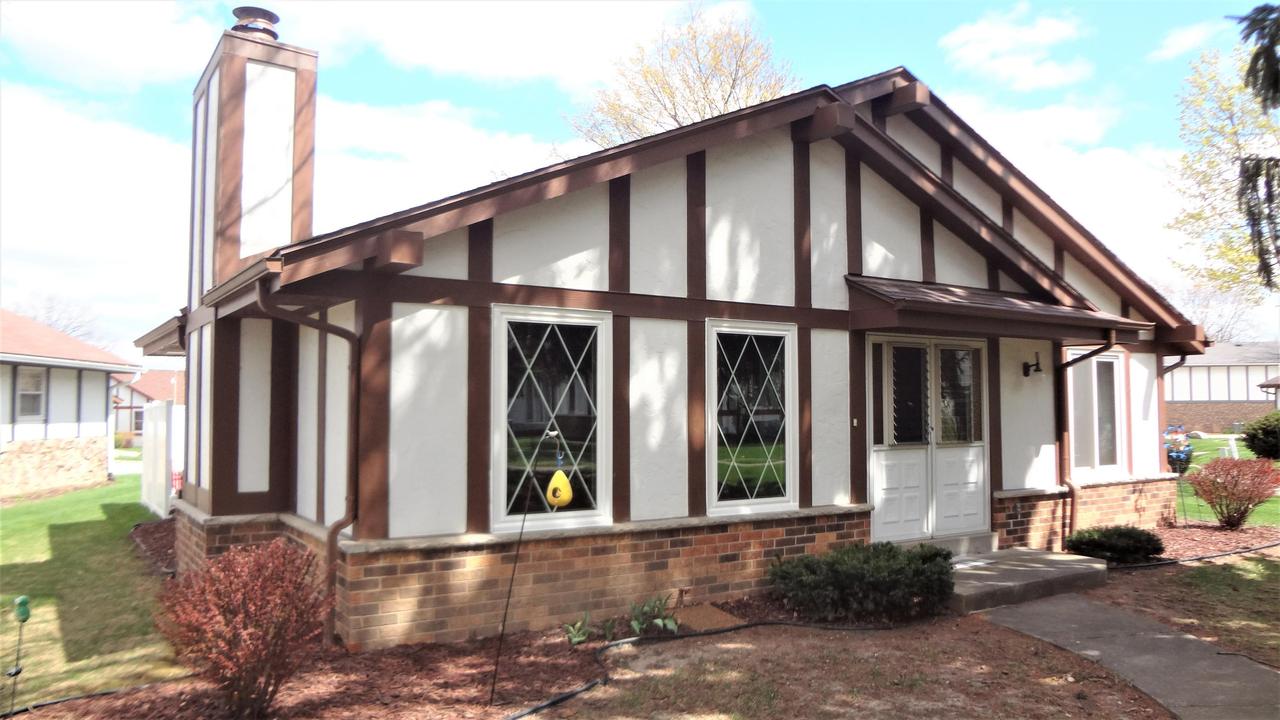 5305 S Somerset Ln, Greenfield, WI 53221