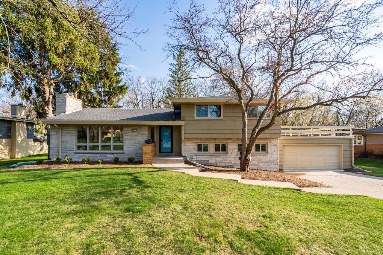 229 W Bergen Dr., Fox Point, WI 53217