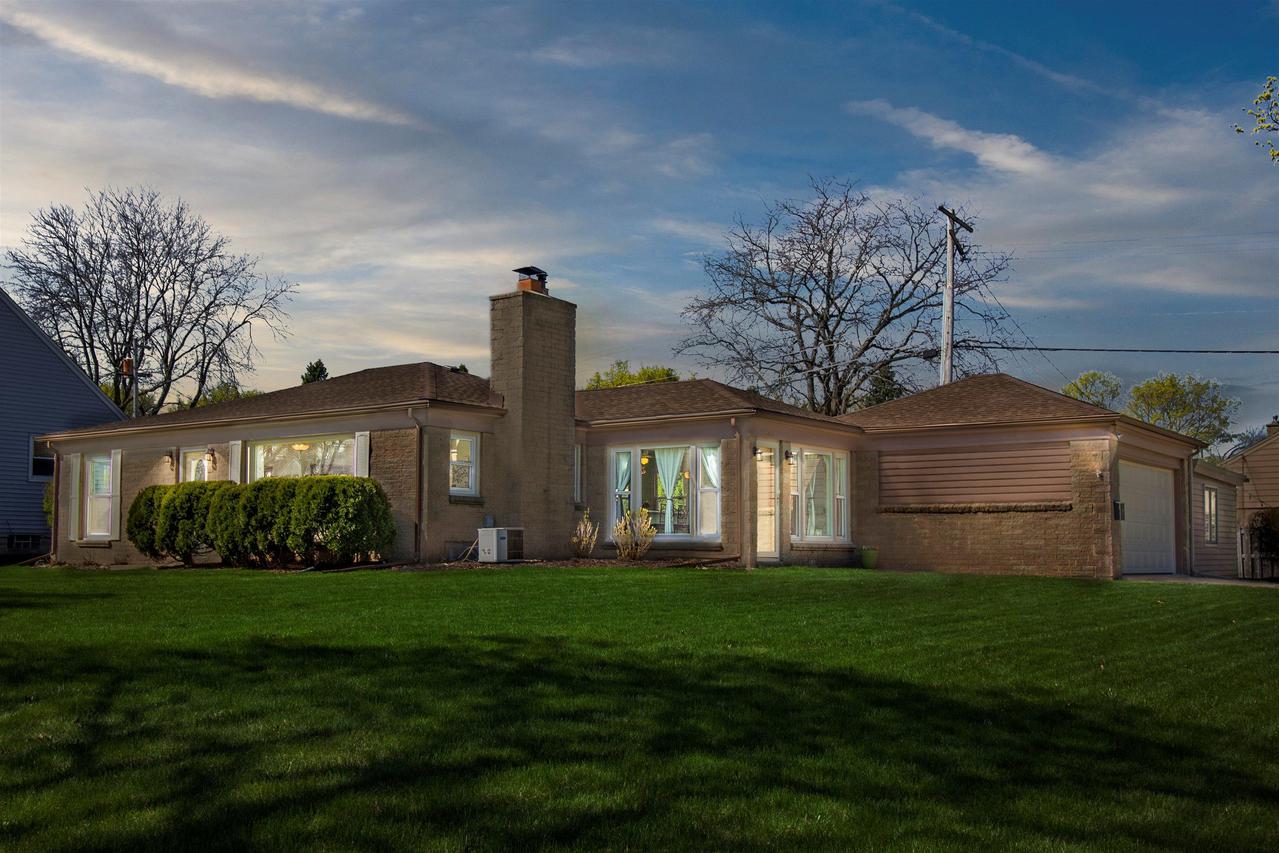 3633 N 100th St., Wauwatosa, WI 53222