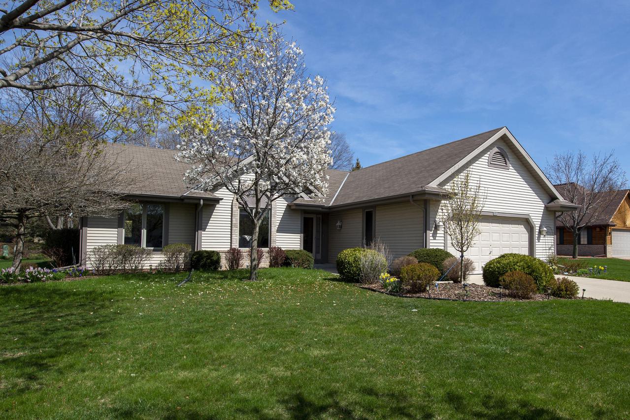 8804 W Mourning Dove Ct., Franklin, WI 53132