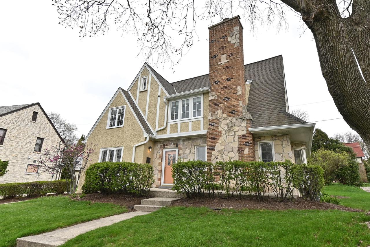 6274 Upper Parkway North, Wauwatosa, WI 53213