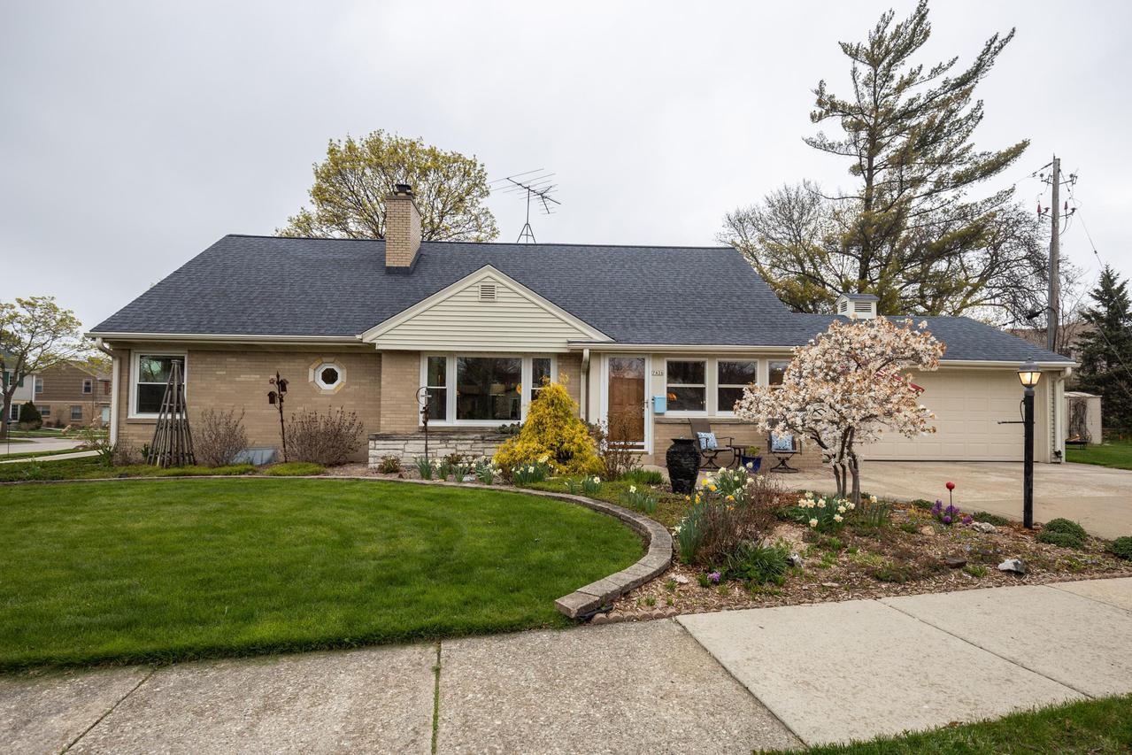 7426 Wellauer Dr., Wauwatosa, WI 53213