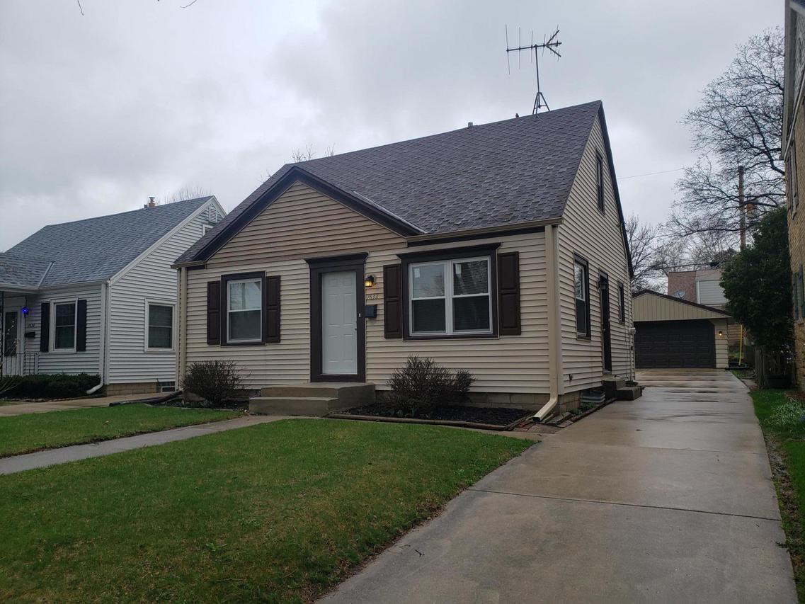 7632 Livingston Ave, Wauwatosa, WI 53213