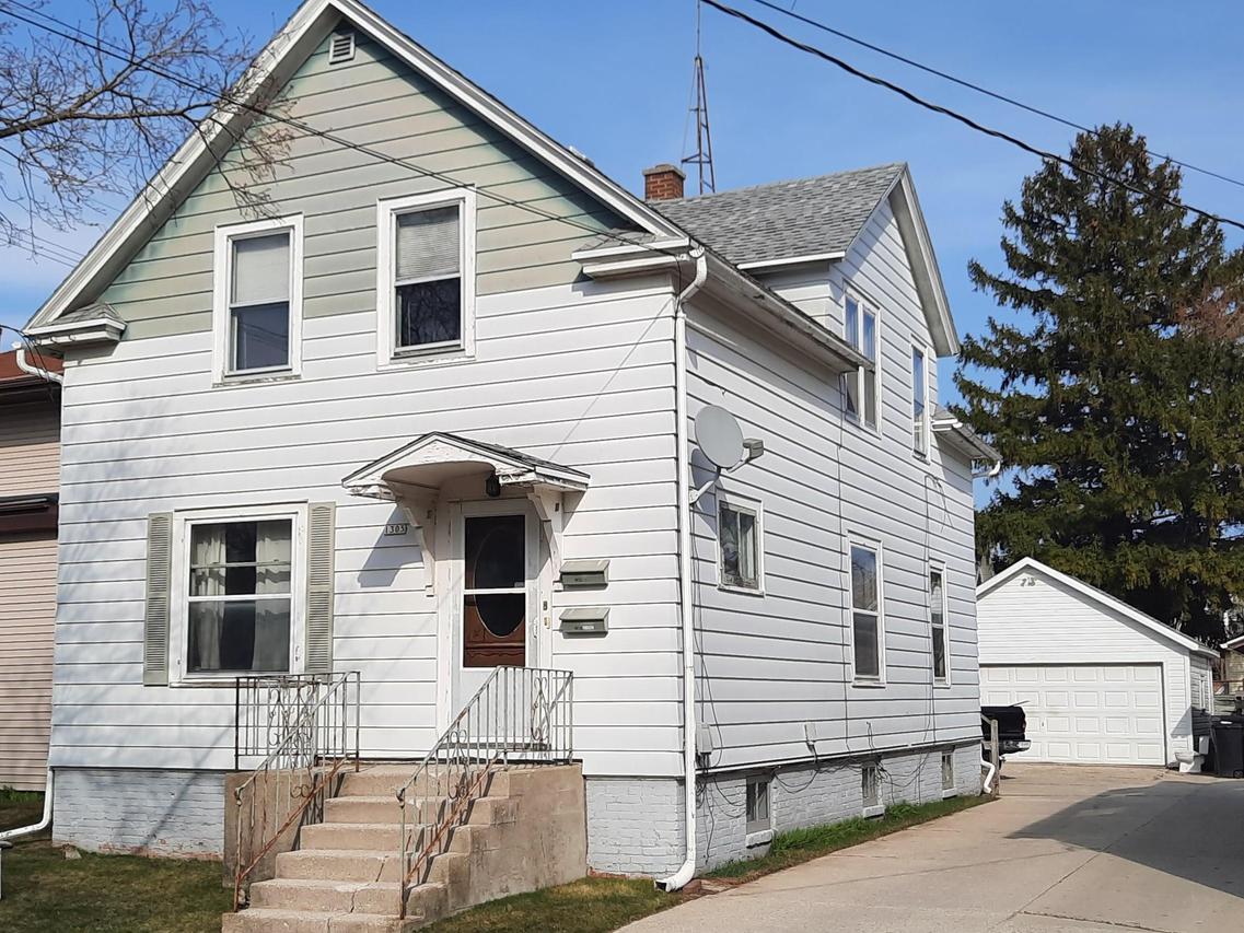 1305 S 12th St, Manitowoc, WI 54220