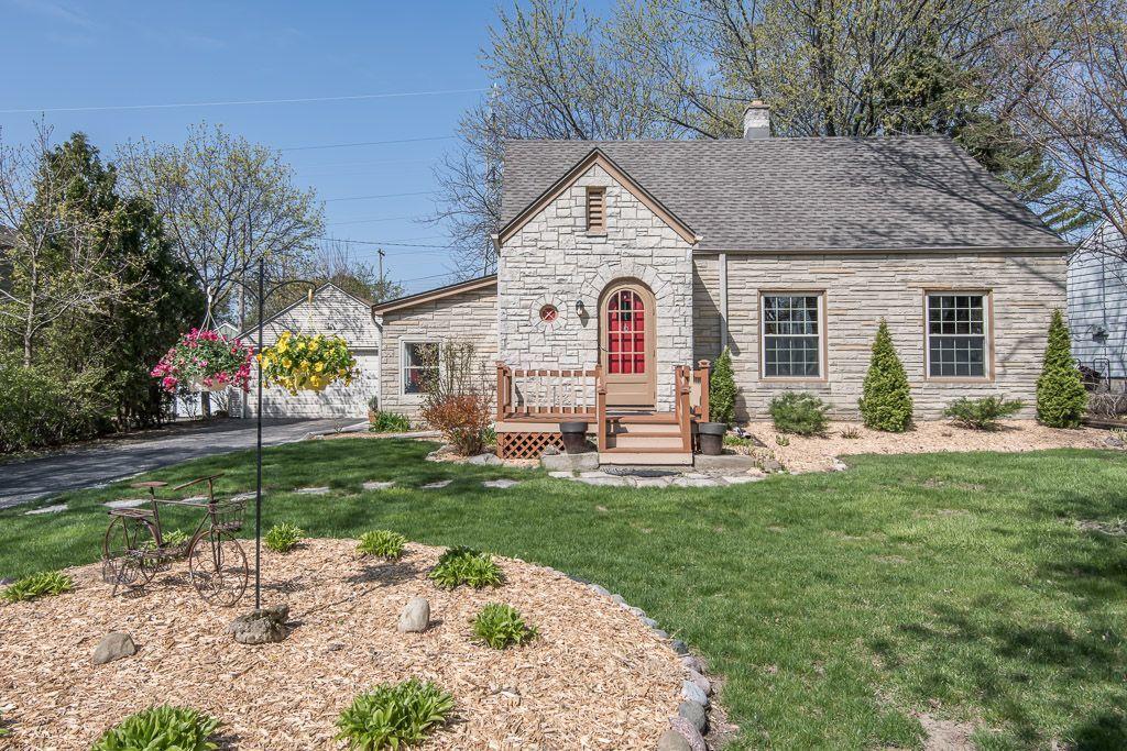 2217 N 119th St, Wauwatosa, WI 53226