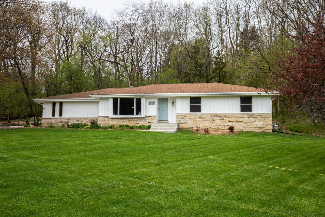 W277N1015 Woodside Dr, Pewaukee, WI 53188