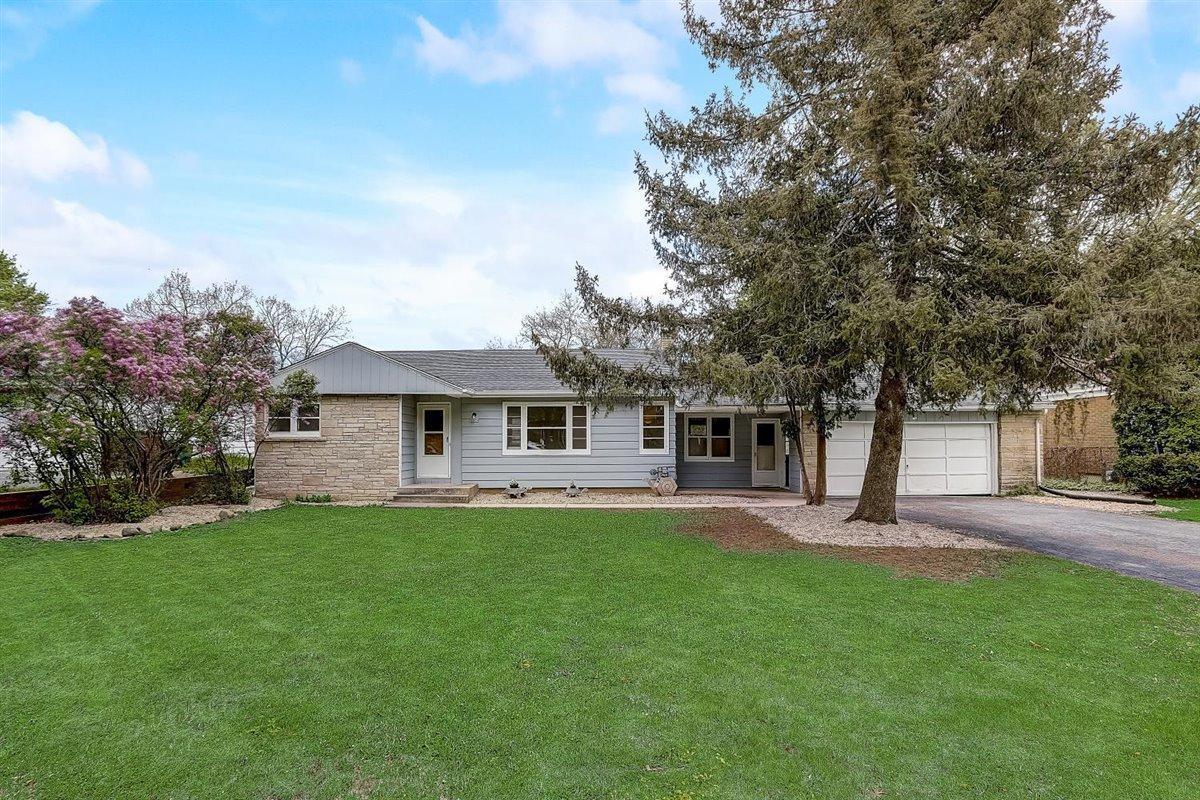 2104 N 116th St, Wauwatosa, WI 53226