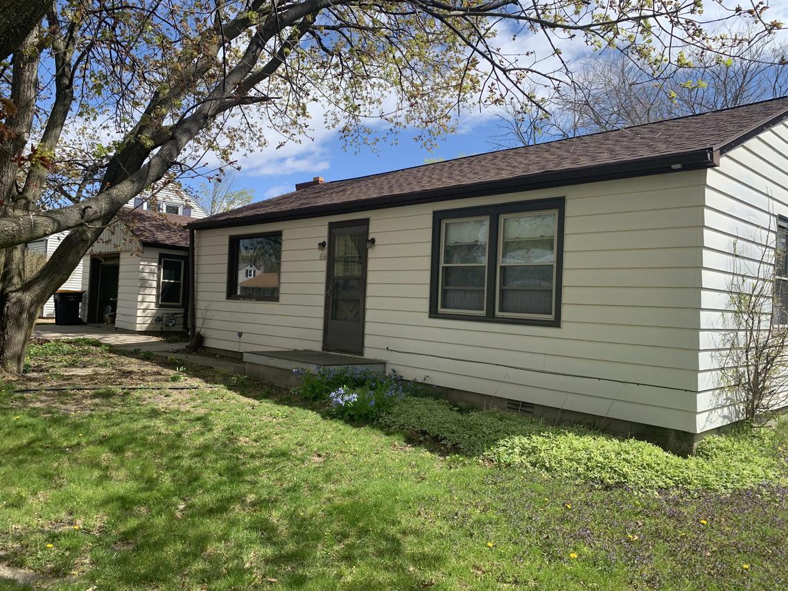 914 S 121st St, West Allis, WI 53214