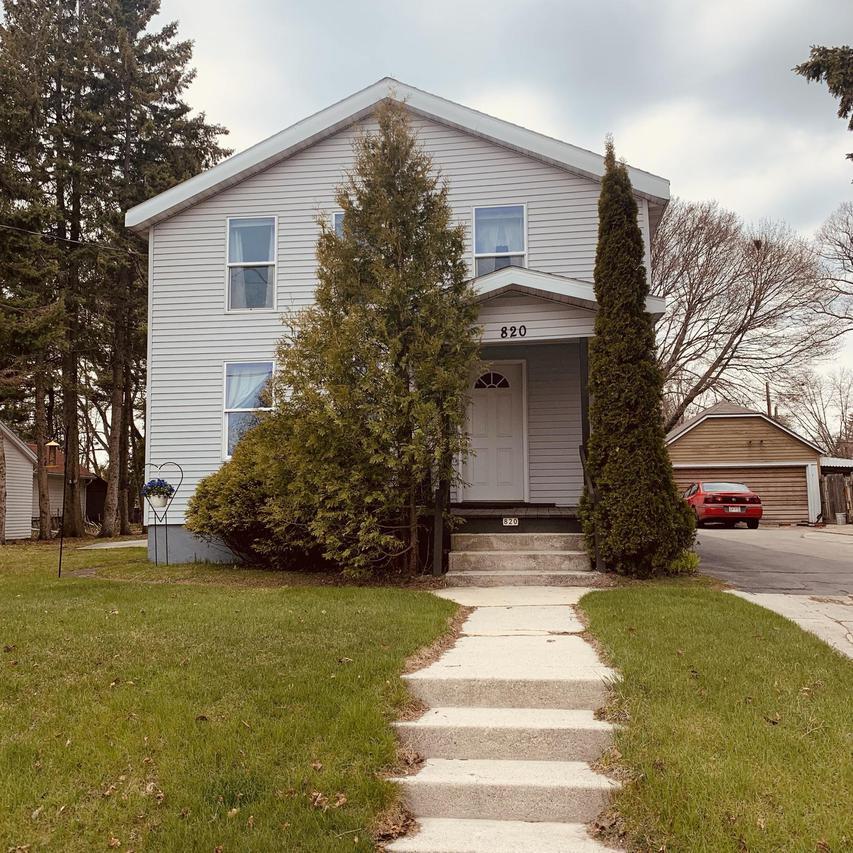 820 N 11th St, Manitowoc, WI 54220