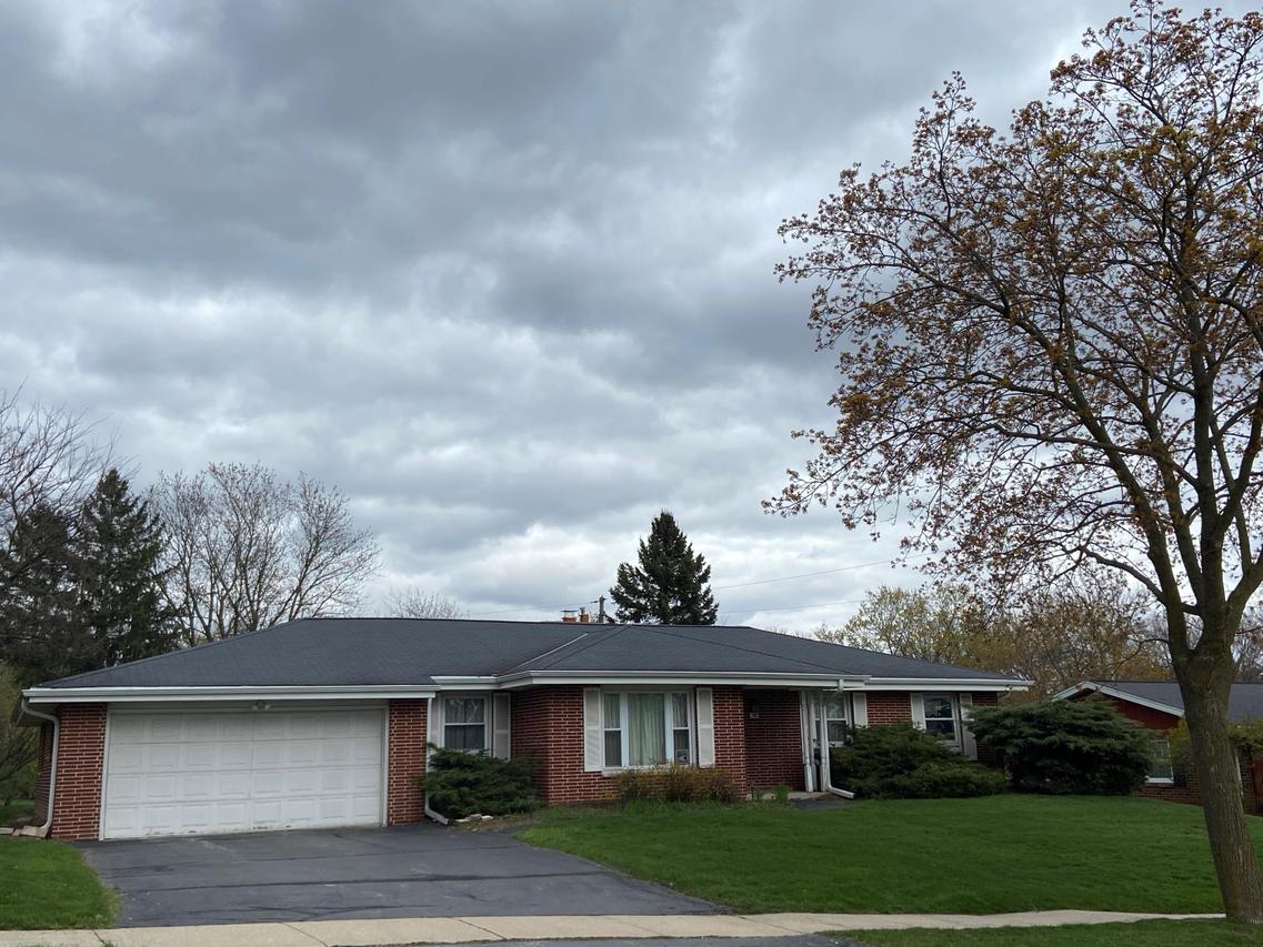 1907 Sunnyside Dr., Waukesha, WI 53186