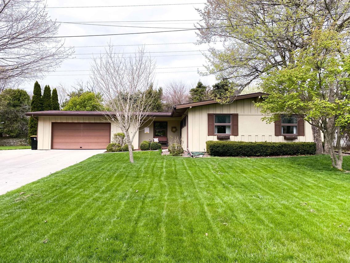 1615 N 119th St, Wauwatosa, WI 53226