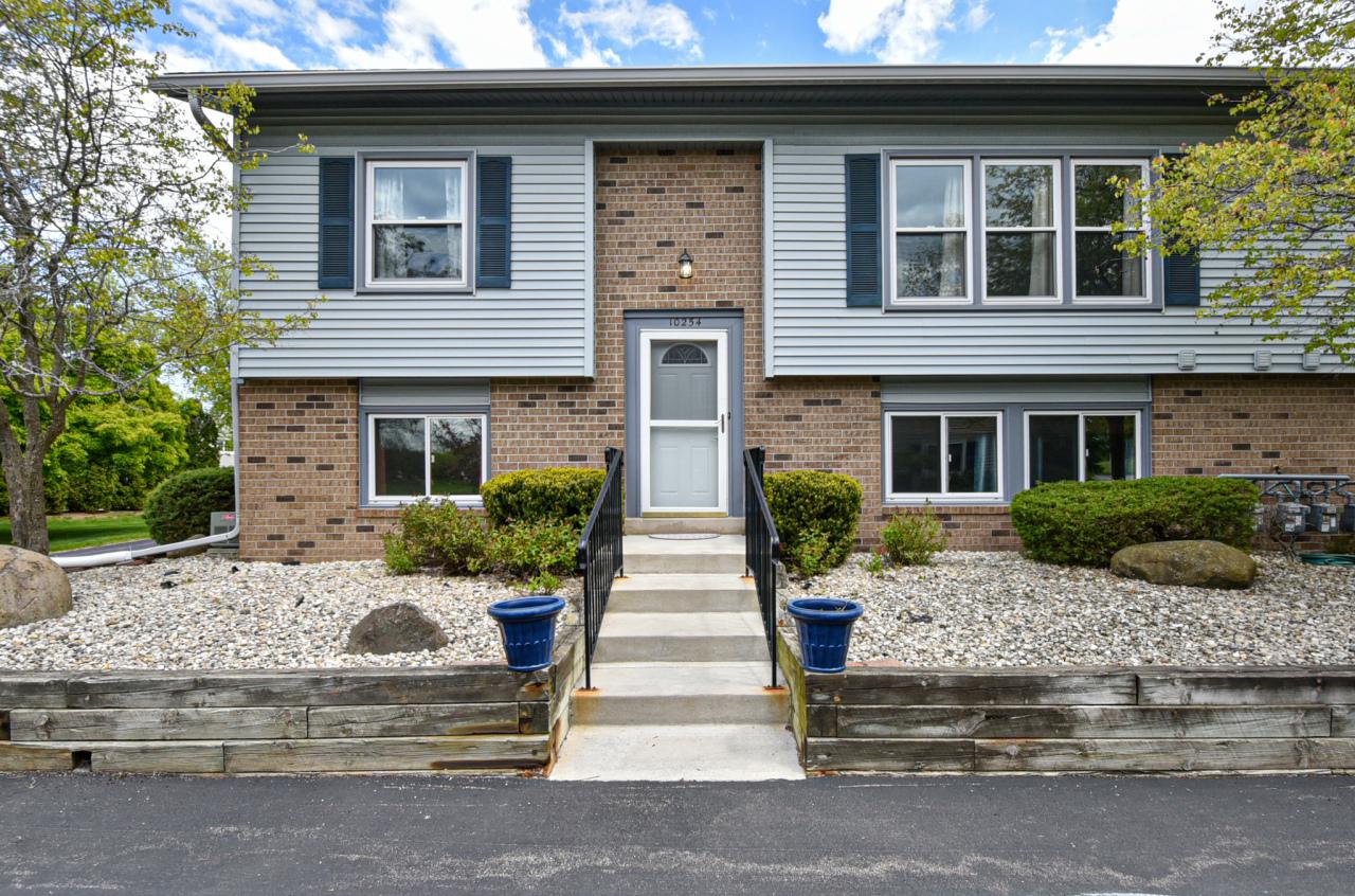 10254 Parkedge Cr, Franklin, WI 53132