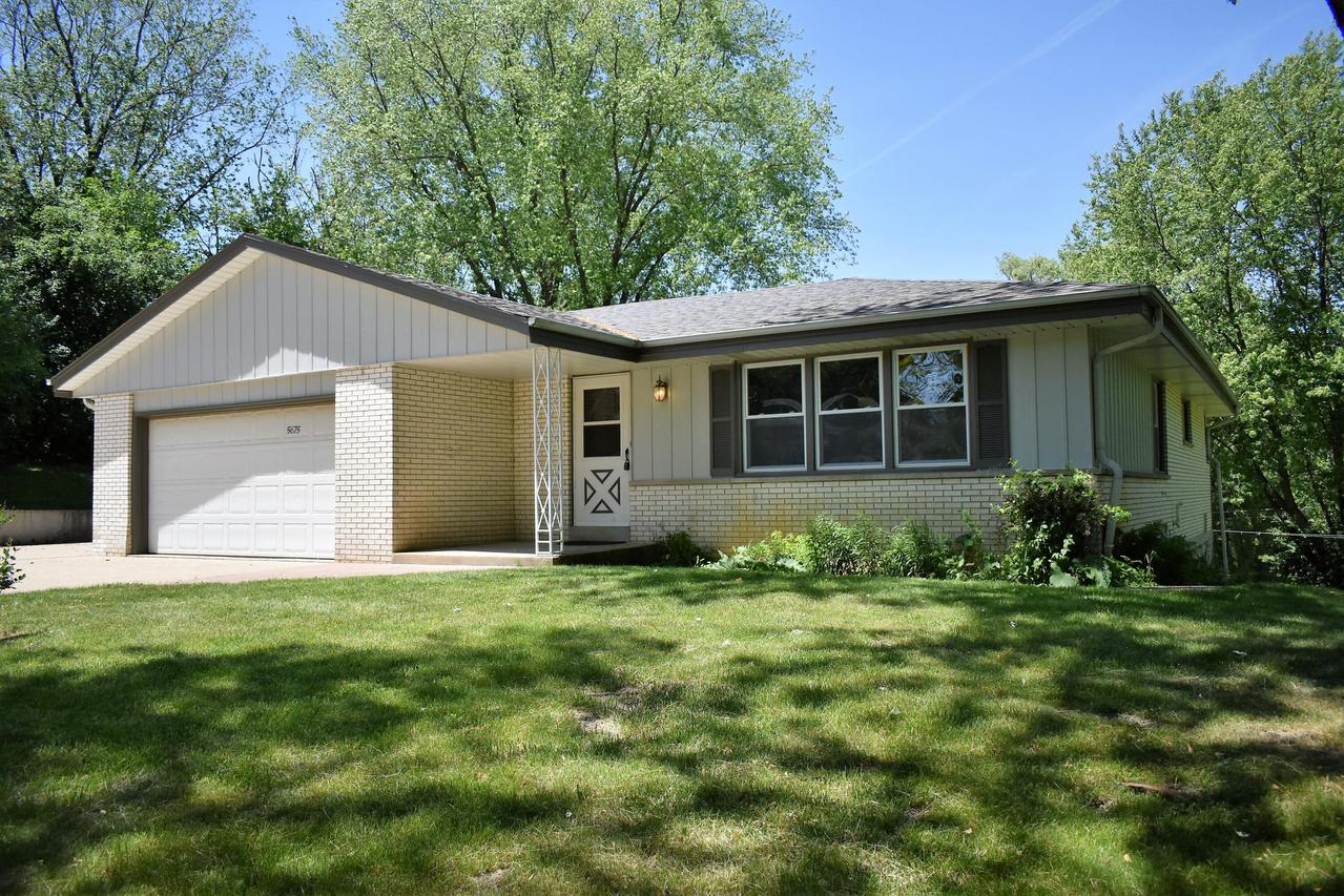 5675 S Aberdeen Dr., New Berlin, WI 53146