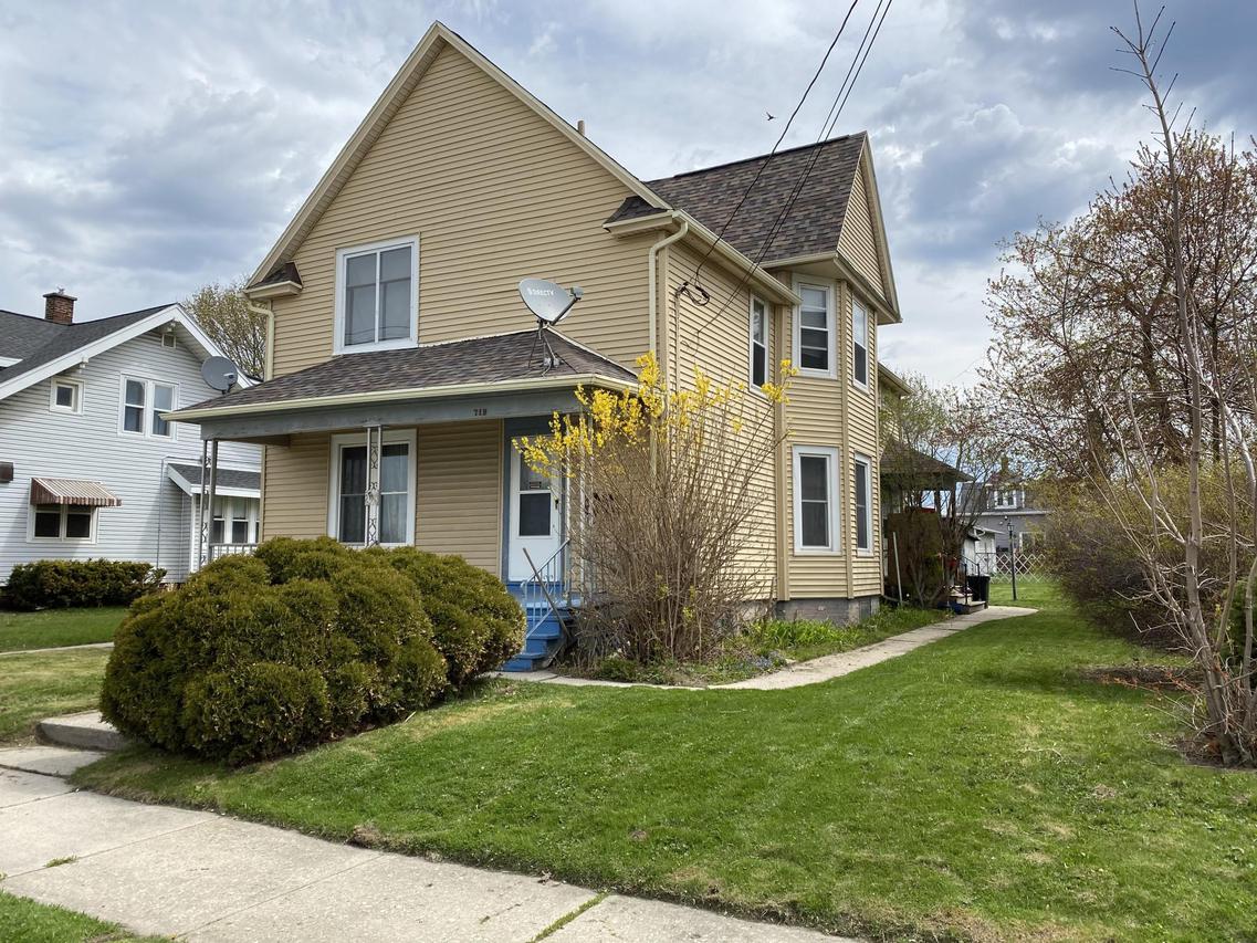 719 S 16th St, Manitowoc, WI 54220