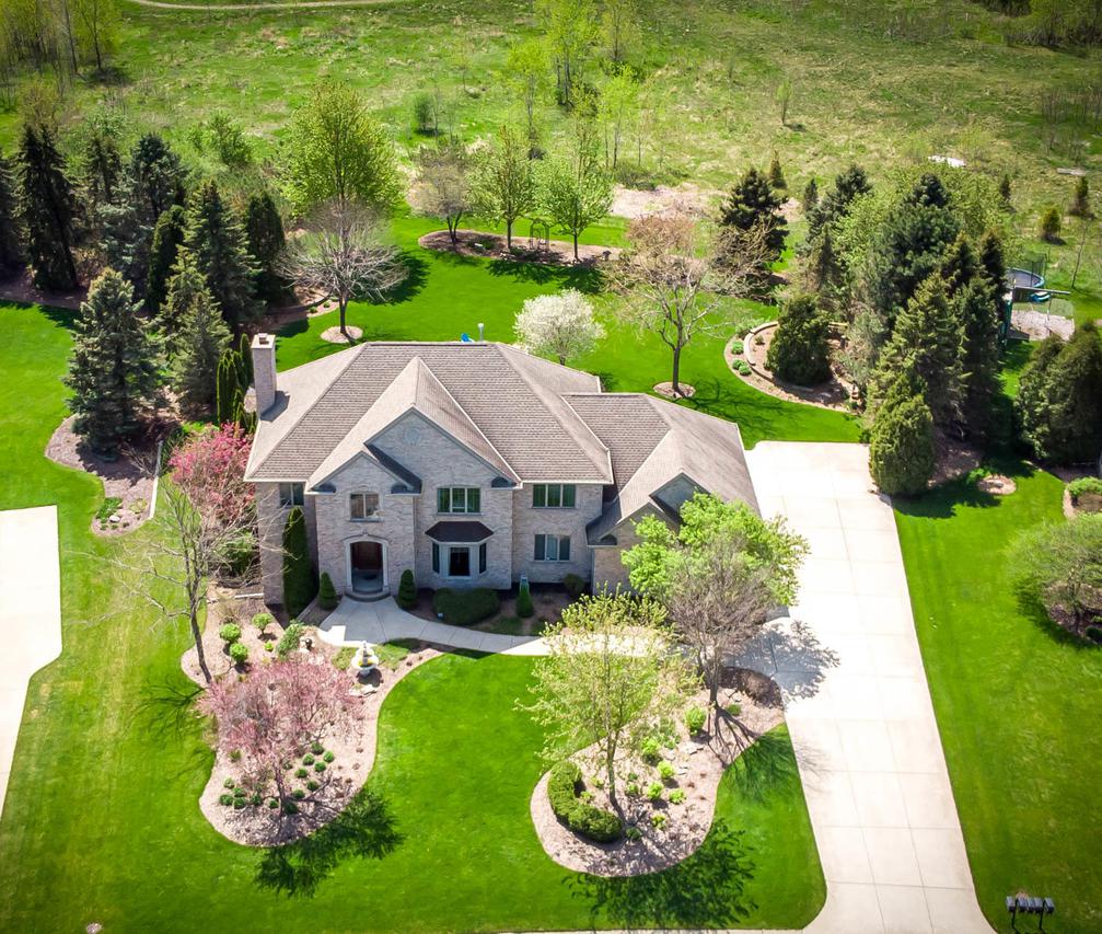 1095 Auburn Dr., Brookfield, WI 53045