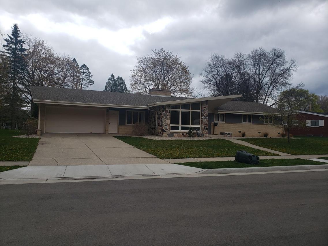 1023 W Crescent Dr., Manitowoc, WI 54220