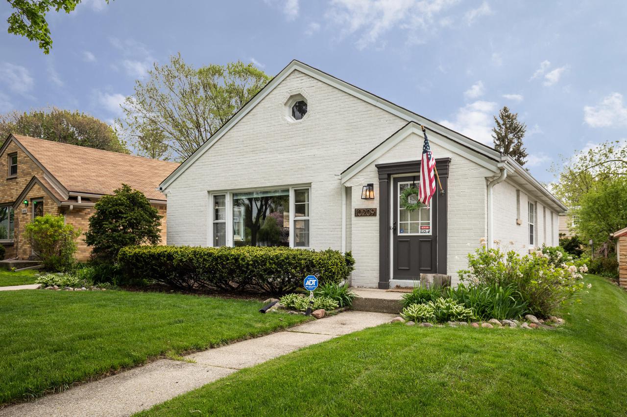 10209 W Sunset Ave., Wauwatosa, WI 53222