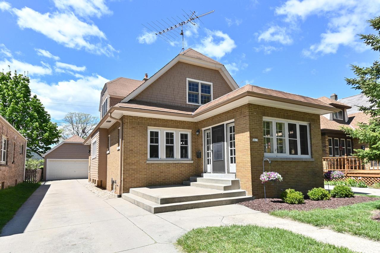 2613 N 61st St, Milwaukee, WI 53213