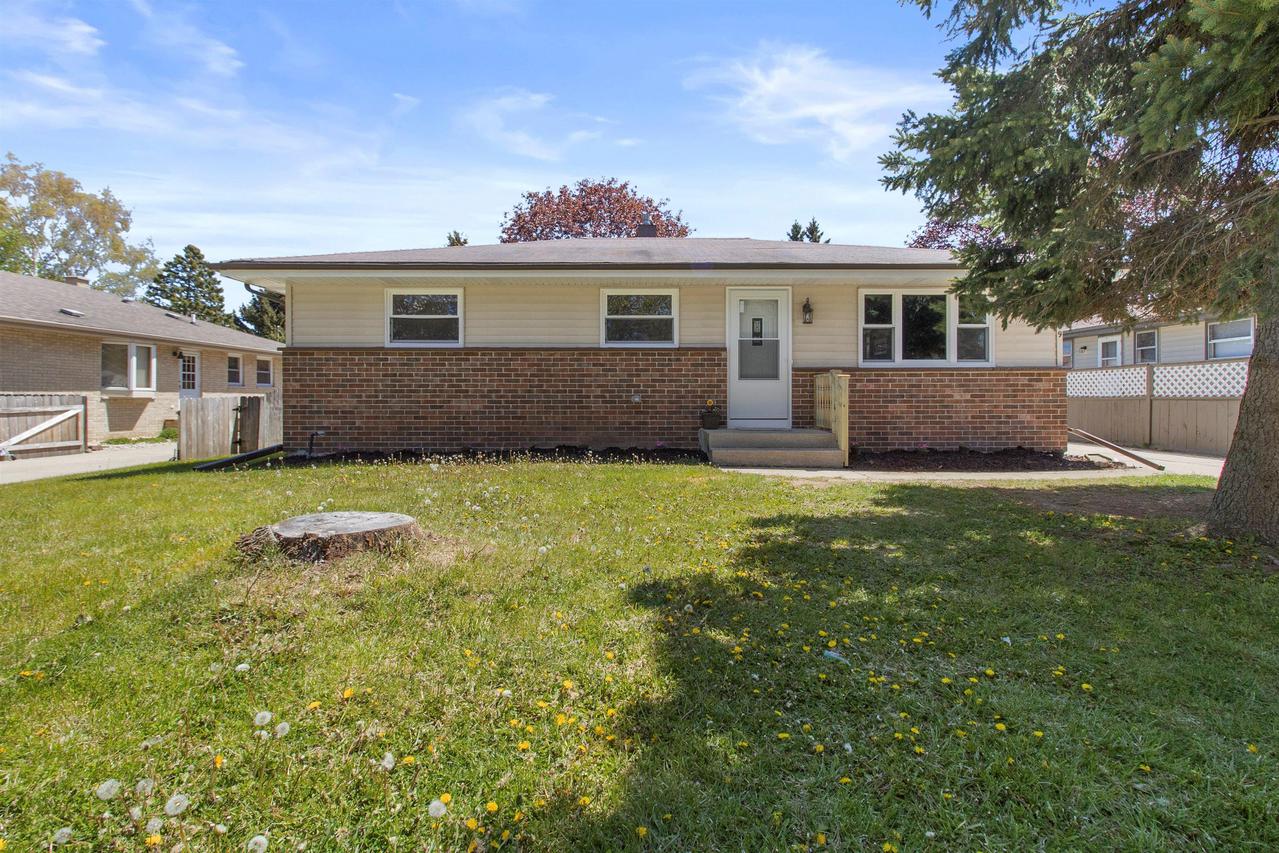 3509 Daisy Ln, Racine, WI 53405